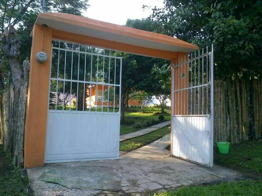 Espaciosa casa localizada en la poblacion de Dos Amates a 15 minutos en auto desde Catemaco.