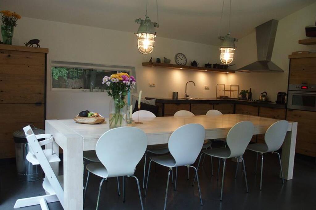 Keuken met grote tafel en alle voorzieningen