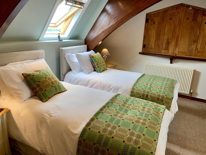 สามารถแยกเป็นเตียงแฝดได้