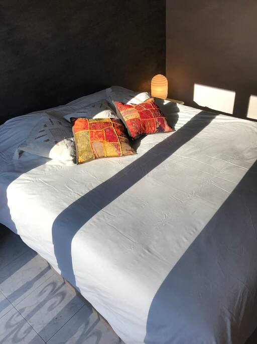 Habitació amb llit de matrimoni i accés al jardí