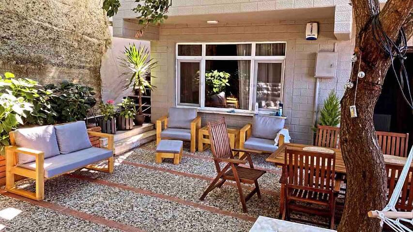 Deniz ve boğaz manzaralı bahçeli müstakil villa gallery image 5