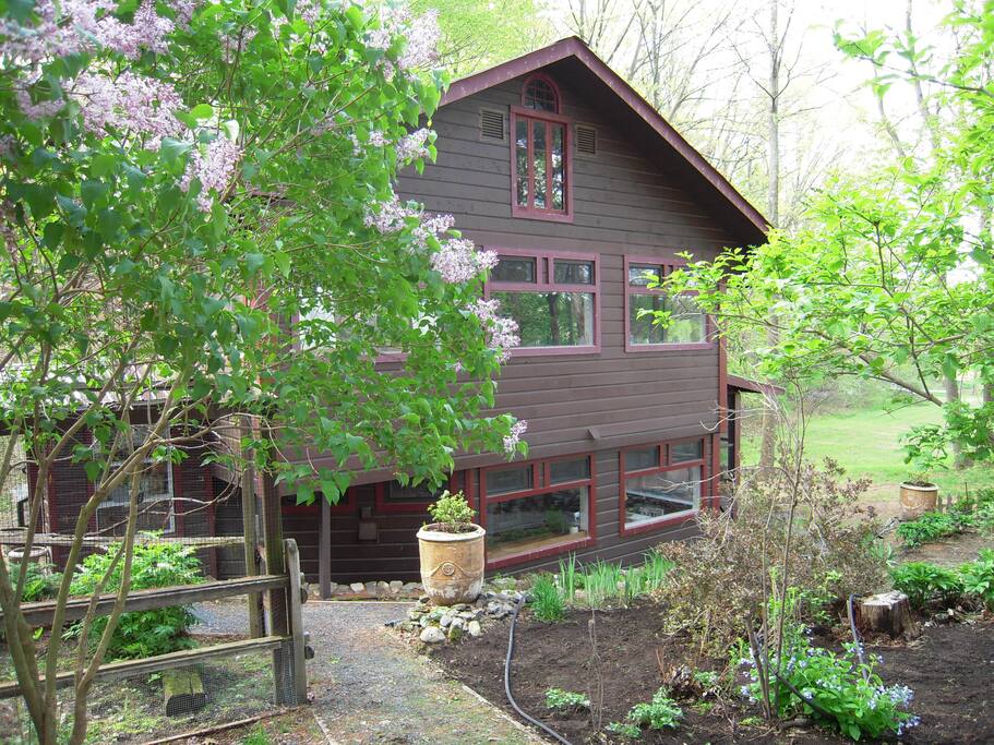 ... and picture windows facing west- and north-side gardens ...