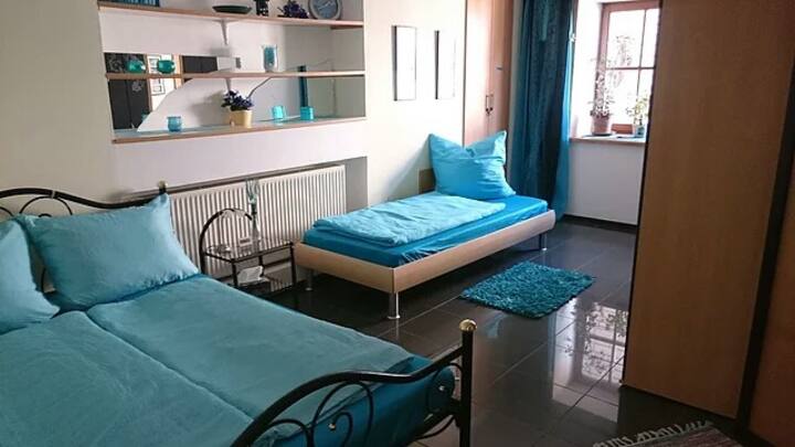 Blaues Schlafzimmer. Französisches Bett mit 140x200cm und Einzelbett 