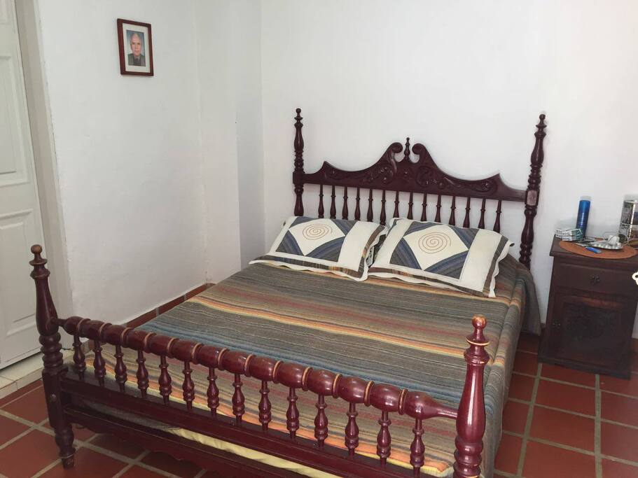 Habitación principal cuenta con baño privado.
Principal room with private bathroom.