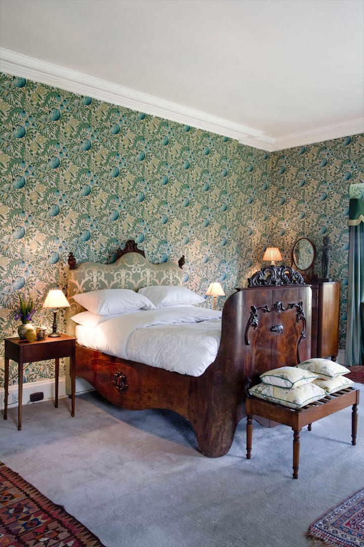Chambre William Morris avec lit double et vue magnifique. Le lit double est ancien des jours où les gens étaient plus petits qu'aujourd 'hui. Grande salle de bain attenante