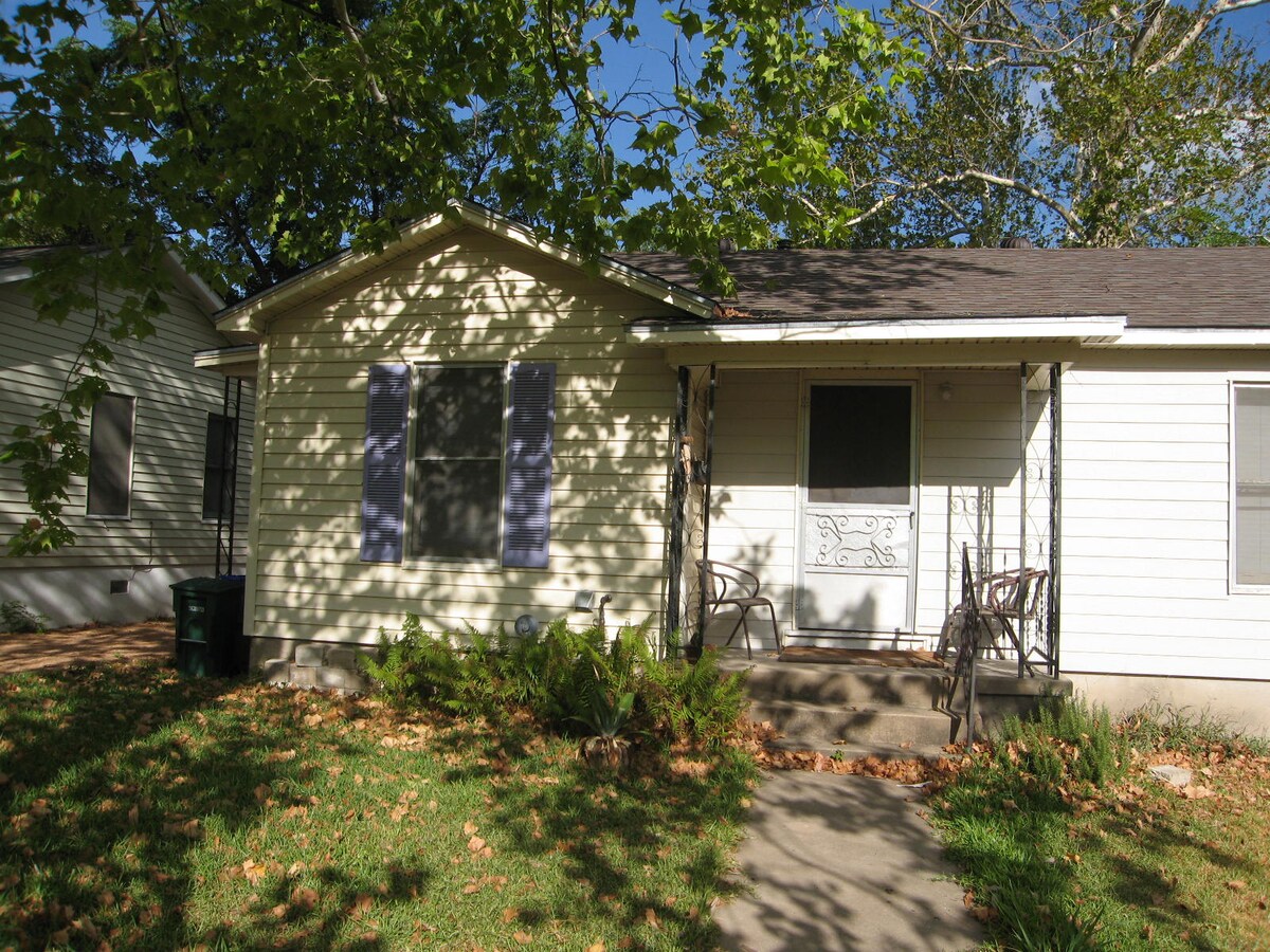 Cute, Cozy Central Austin Bungalow w/ Yard & Deck