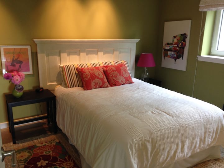 Chambre avec lit Queen Size confortable.