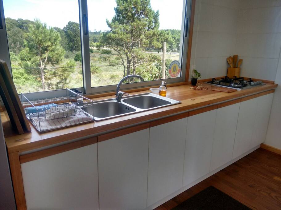 Cocina con vista al monte y al mar