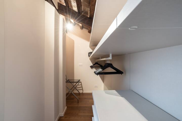 Strolego Attic Apartment with Direct Lift Access gallery image 4