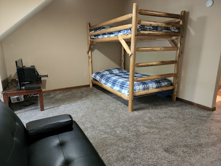 Kreveti na kat i futon u potkrovlju