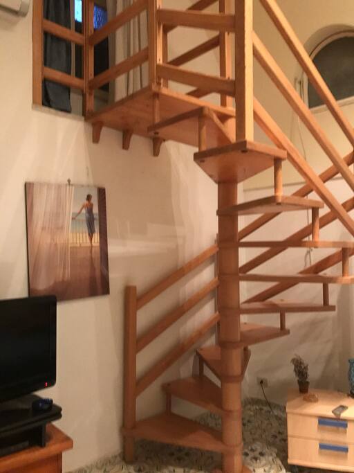 Scala a chiocciola con finestra affacciante sul "Campo Castriota"
