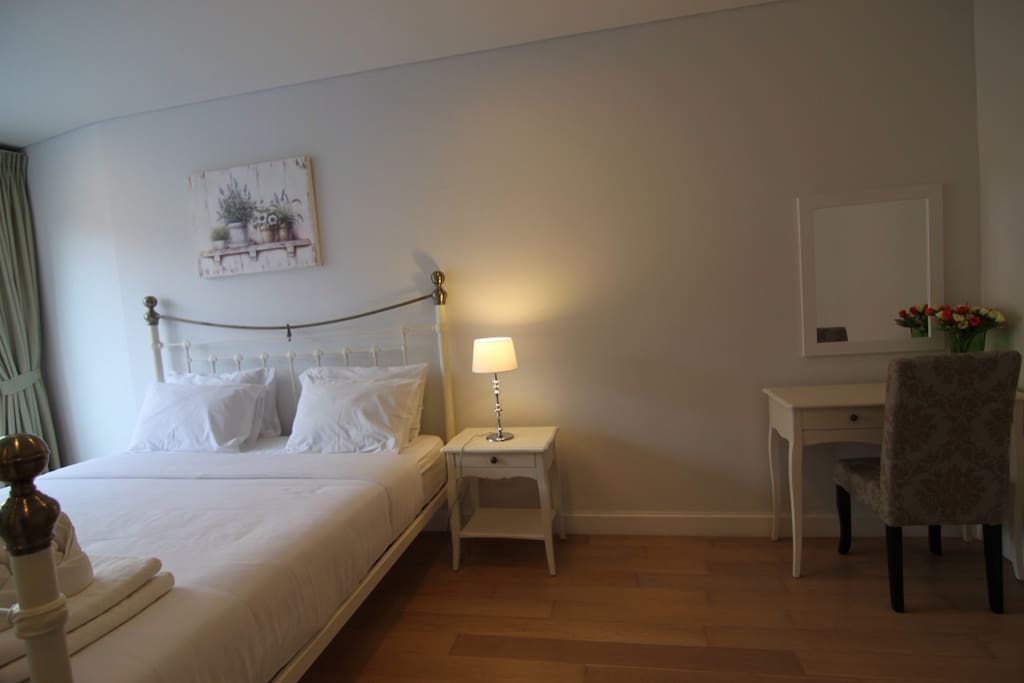Queen bed with pool view and sea view