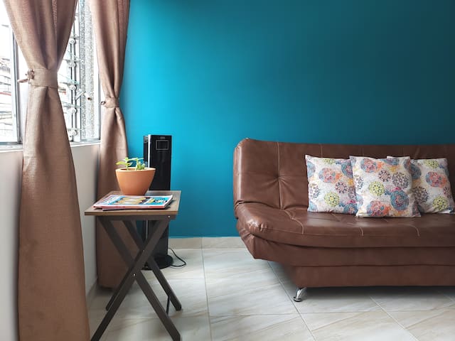 Cozy studio apartment, close to the Town and Metro!