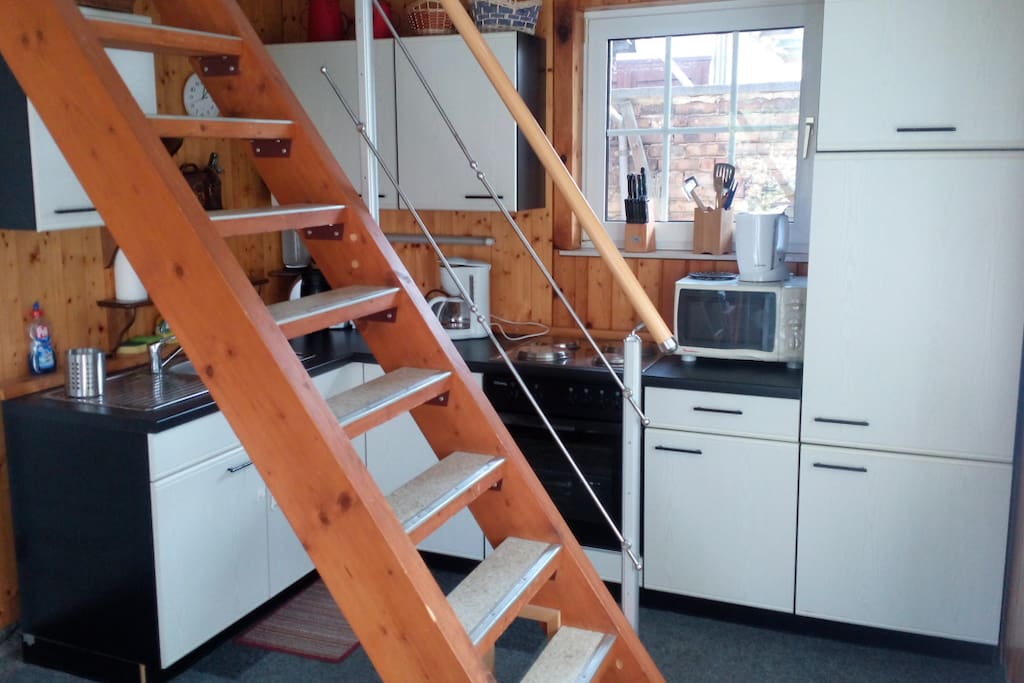 Die Küche und die Treppe nach oben.