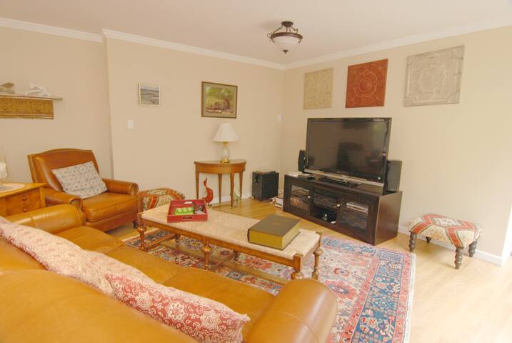 Beautiful 4BR Home by Stanford Univ gallery image 4