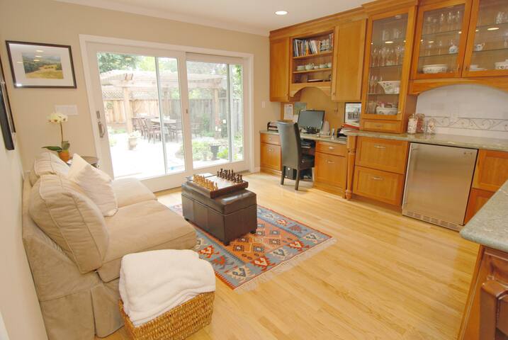 Beautiful 4BR Home by Stanford Univ gallery image 3