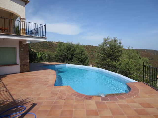 Serene Getaway with Scenic Views gallery image 3