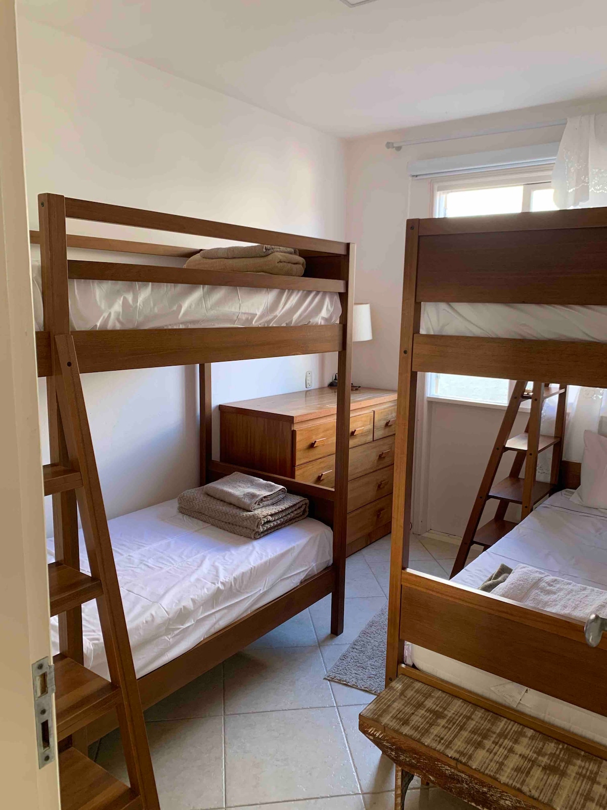 2 מיטות קומתיים.
עם 4 מיטות נוחות 
 
מיזוג אוויר 