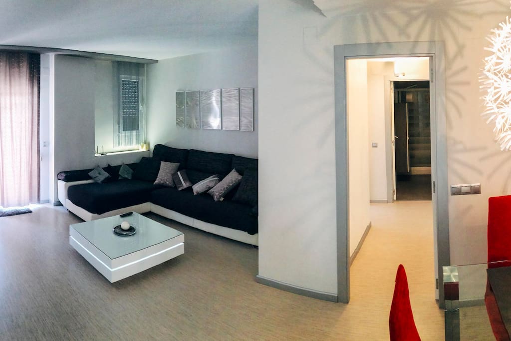 Amplio salon,moderno y confortable.