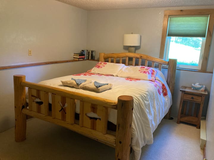 2. spavaća soba s bračnim krevetom na donjem spratu i velikim zajedničkim kupatilom i tuš kabinom.