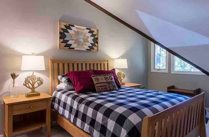 Roshani ya kujitegemea ya chumba cha kulala cha pili kilicho na kitanda cha ukubwa wa malkia na bafu la chumba cha kulala.