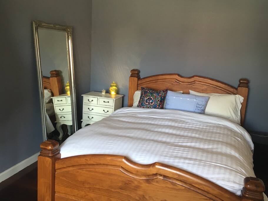 Bedroom 1, Queen bed