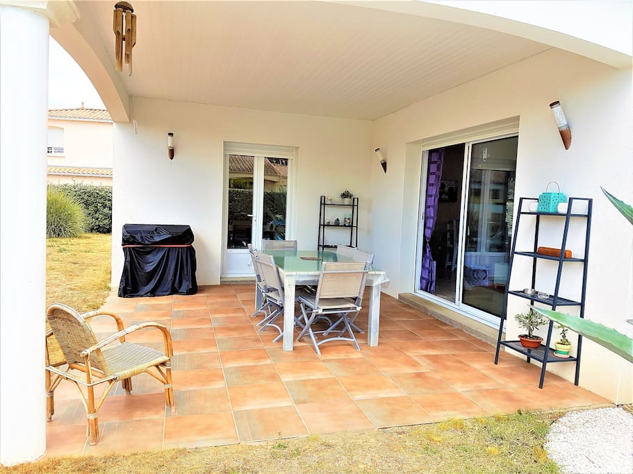 Terrasse donnant sur la piscine