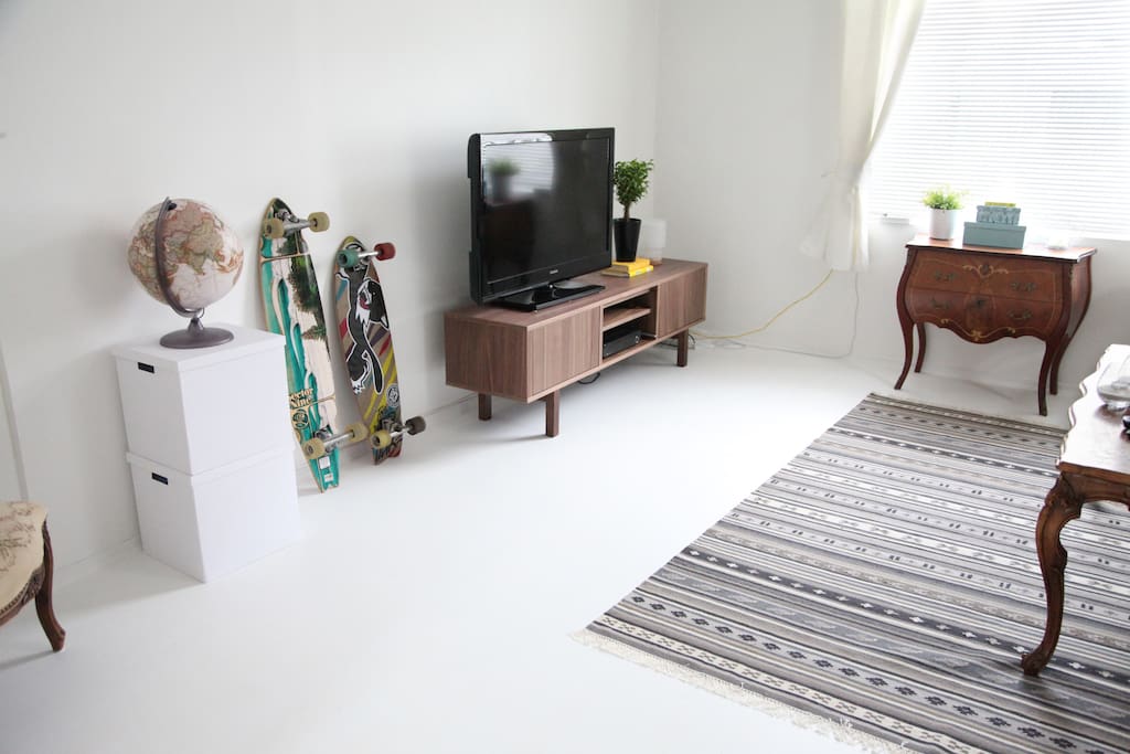 Spacious and white living room - Perfect for that Netflix binge night after several days traveling :)