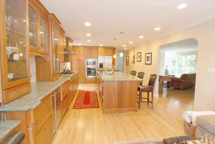 Beautiful 4BR Home by Stanford Univ gallery image 2