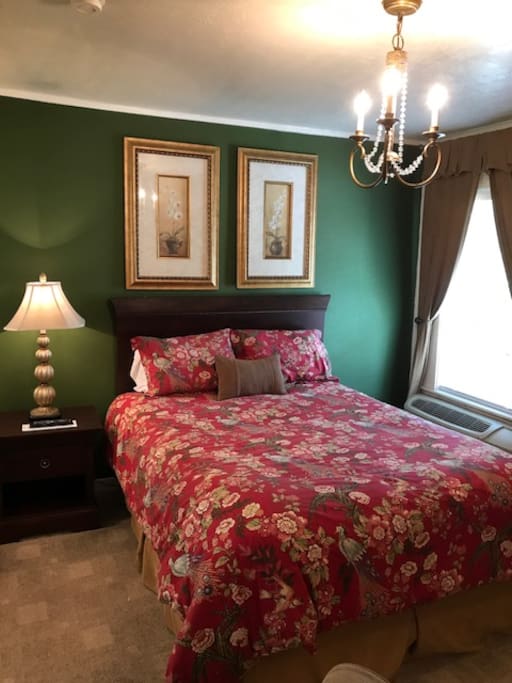Single Queen Suite