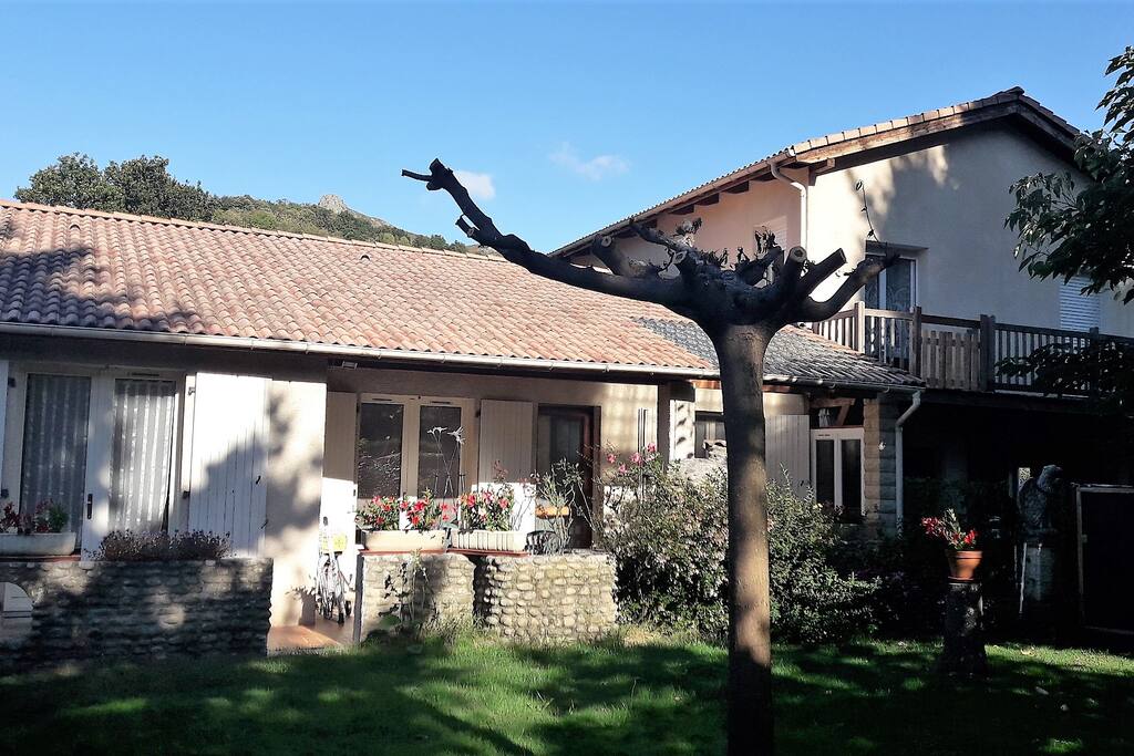 Maison confortable avec terrasse et jardin privatif, à 200m du centre village