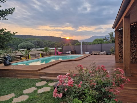 Quiet villa, pool, nature, close to town