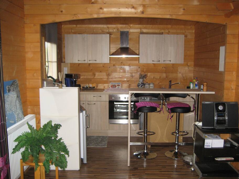 Das Haus verfügt über eine komplette Einbauküche Kaffeemaschine, Mikrowelle, Kochherd mit Ceranfeld und Backofen, Spülmaschine, Wasserkocher und Dunstabzugshaube und natürlich einen Eisschrank mit Gefrierfach. An der Bartheke läßt sich wunderbar das Frühstück einnehmen. Eine Stereoanlage ist auch vorhanden