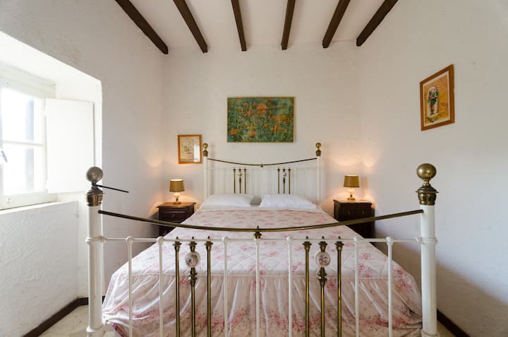 Hlavná spálňa Viktoriánska manželská 
posteľ Queen 
