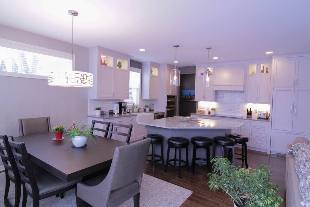 OPEN MAIN FLOOR LIVING WITH 1/2 BATHROOM AS WELL AS MUDROOM AREA ACCESSED FROM GARAGE