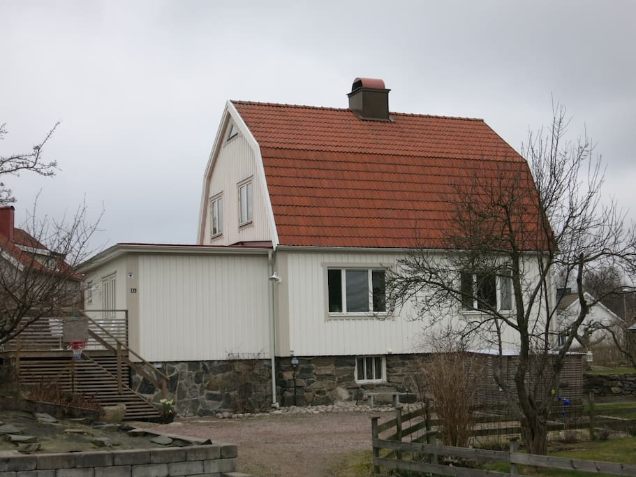 Huset med plats för parkering av två bilar.