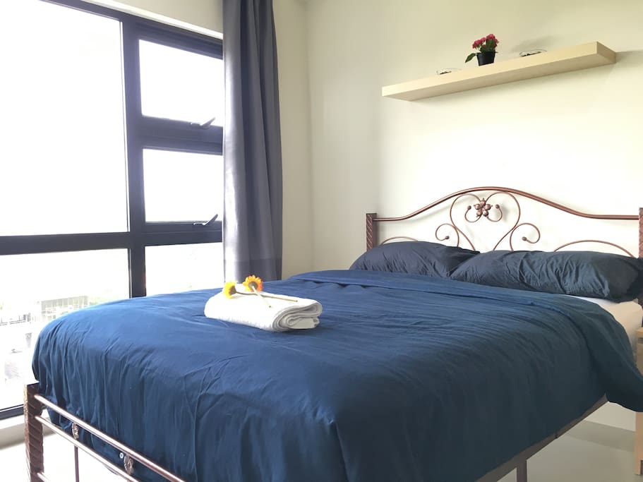 Nice comfy queen bed with quilt comforter set