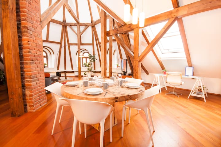 Luxury Loft 4-Bedrooms, 4-Bathrooms (Old Town)