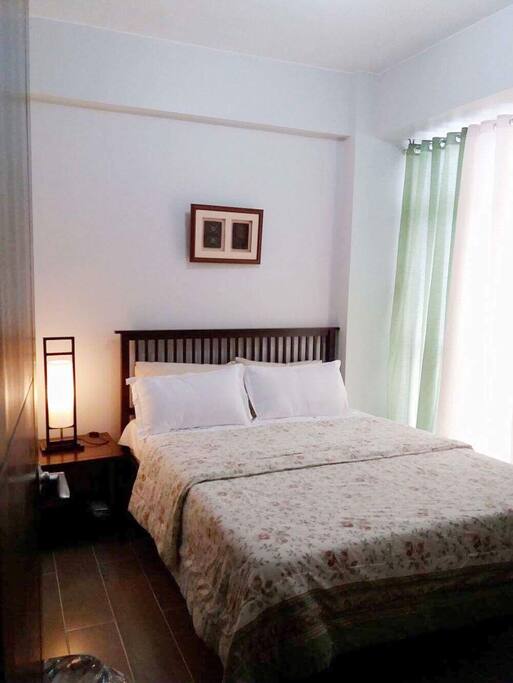 Bedroom's queen size bed.