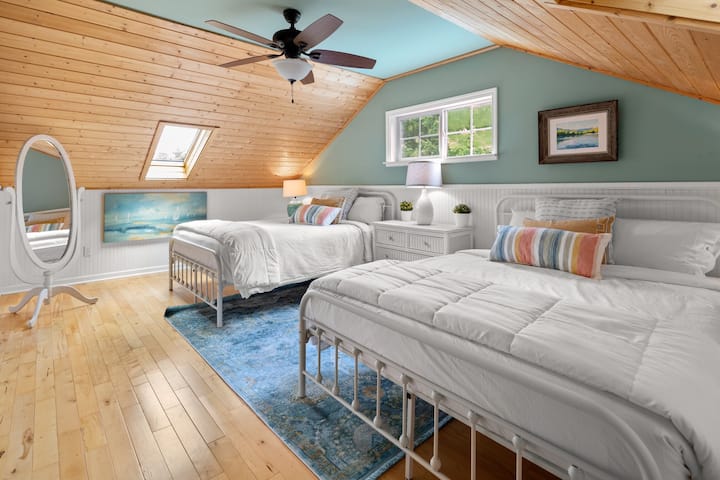 Chumba cha kulala cha ghorofa ya pili na vitanda viwili vya malkia, dari ya vault, na anga mbili.