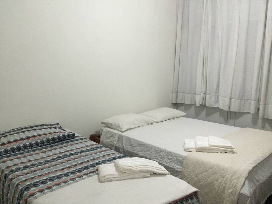 Quarto com cama de casal e cama extra. Acomoda até 3 pessoas. Ar condicionado incluído.