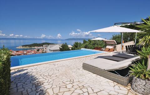 Villa with a large heated pool, jacuzzi and sauna