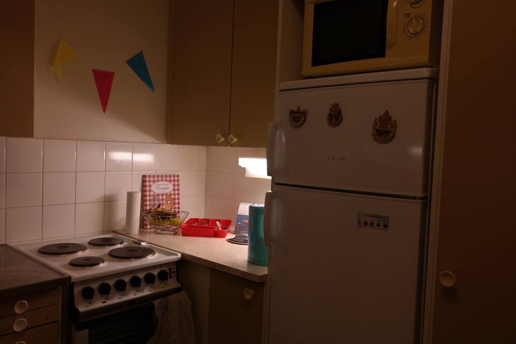 Stove, oven, kettle, fridge, freezer, microwave...you will have everything.
In der Küche ist alles zu finden, was man zum kochen braucht.
