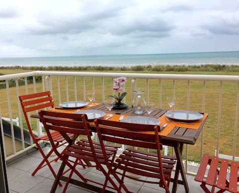 Popular Airbnb listing: 4-person waterfront apartment – Jullouville in Jullouville