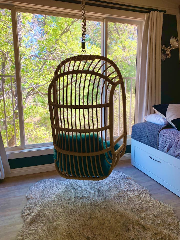 Détendez-vous dans notre balançoire de la deuxième chambre 