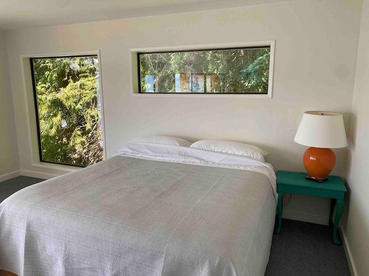 جناح رئيسي يضم سرير كينج في الطابق الثاني، ونوافذ صور ضخمة تطل على الغابات المطيرة وتخرج إلى المحيط. سطح خاص يمكن الوصول إليه من خلال شريط تمرير الشرفة