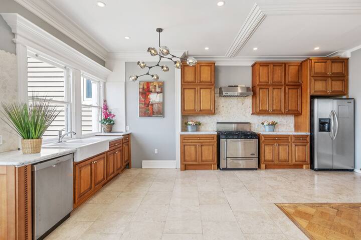 Pano View/ Winter Special 4BR/2.5BA in Nob Hill gallery image 3