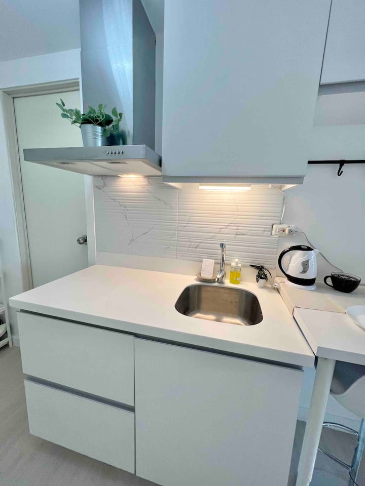 Worth Living Staycation Studio | Big Bed | Washer - San Fernando