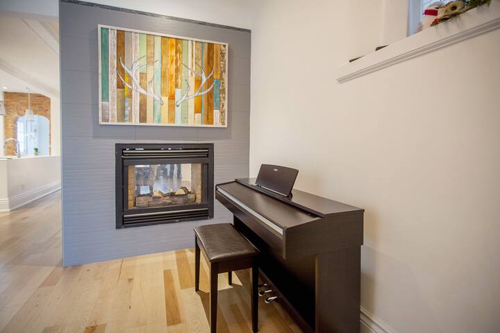 Luxury 5BR Stay in High Park | Relax & Unwind gallery image 5