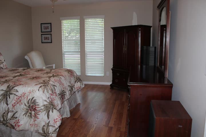  Chambre principale avec mobilier à cerise et draps Tommy Bahama